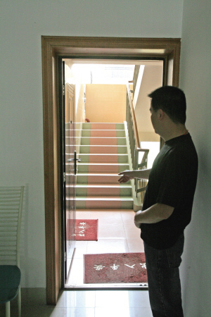 大門(mén)正對(duì)樓梯