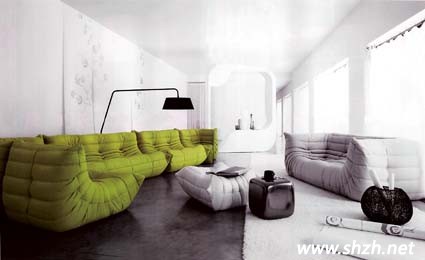   回歸自然在近幾年的裝修設(shè)計(jì)中被賦予新觀念，綠色是最能代表大自然的顏色，更是夏日盎然氣息的重要點(diǎn)綴，以具有高亮度與彩度的嫩綠色系居家用品為擺設(shè)，整體視覺如同送走寒冷的冬季，迎接大地充滿生生不息的朝氣，讓整個(gè)空間充滿愉悅感。  造型獨(dú)特的雙腳椅，以高密度泡棉材質(zhì)打造一體成行，無接縫而富有彈性的特色座椅。  系統(tǒng)櫥柜運(yùn)用大地綠色背板，讓居家整體營(yíng)造出自然休閑風(fēng)的感覺，并利用深淺色澤傳達(dá)居家生活的層次與質(zhì)感。  戶外生活是現(xiàn)代人不可或缺的心靈要素，透過充滿大自然綠意的戶外家具，讓居家的戶外或某個(gè)角落都有戶外生活的休閑情調(diào)。  在居家空間中換上季節(jié)色彩其實(shí)無需大費(fèi)周章，例如一個(gè)雅樸陶瓷花器再點(diǎn)綴翠綠的墻面，讓空間協(xié)調(diào)而充滿自然氣息。  以白色墻面，灰色地板為基調(diào)的居家空間，讓整體主調(diào)落在綠色的縐摺沙發(fā)，大器不失質(zhì)感。   在如此附有朝氣的居家空間內(nèi)，人的心情也無形的變得更加美好。對(duì)待學(xué)習(xí)和工作也會(huì)更加有熱情。 