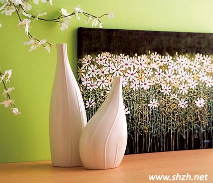   回歸自然在近幾年的裝修設(shè)計(jì)中被賦予新觀念，綠色是最能代表大自然的顏色，更是夏日盎然氣息的重要點(diǎn)綴，以具有高亮度與彩度的嫩綠色系居家用品為擺設(shè)，整體視覺如同送走寒冷的冬季，迎接大地充滿生生不息的朝氣，讓整個(gè)空間充滿愉悅感。  造型獨(dú)特的雙腳椅，以高密度泡棉材質(zhì)打造一體成行，無接縫而富有彈性的特色座椅。  系統(tǒng)櫥柜運(yùn)用大地綠色背板，讓居家整體營(yíng)造出自然休閑風(fēng)的感覺，并利用深淺色澤傳達(dá)居家生活的層次與質(zhì)感。  戶外生活是現(xiàn)代人不可或缺的心靈要素，透過充滿大自然綠意的戶外家具，讓居家的戶外或某個(gè)角落都有戶外生活的休閑情調(diào)。  在居家空間中換上季節(jié)色彩其實(shí)無需大費(fèi)周章，例如一個(gè)雅樸陶瓷花器再點(diǎn)綴翠綠的墻面，讓空間協(xié)調(diào)而充滿自然氣息。  以白色墻面，灰色地板為基調(diào)的居家空間，讓整體主調(diào)落在綠色的縐摺沙發(fā)，大器不失質(zhì)感。   在如此附有朝氣的居家空間內(nèi)，人的心情也無形的變得更加美好。對(duì)待學(xué)習(xí)和工作也會(huì)更加有熱情。 